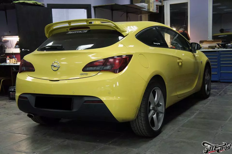 Opel Astra J. Установка фирменного подогрева руля и перешив согласно дизайн-проекту.
